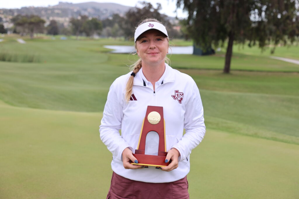 Adela Cernousek hoists the 2024 NCAA DI Women's Golf Championship trophy.