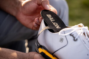 The BAL.ON Smart Kit includes the pressure soles with sensors and the pods that attach to the golf shoe.