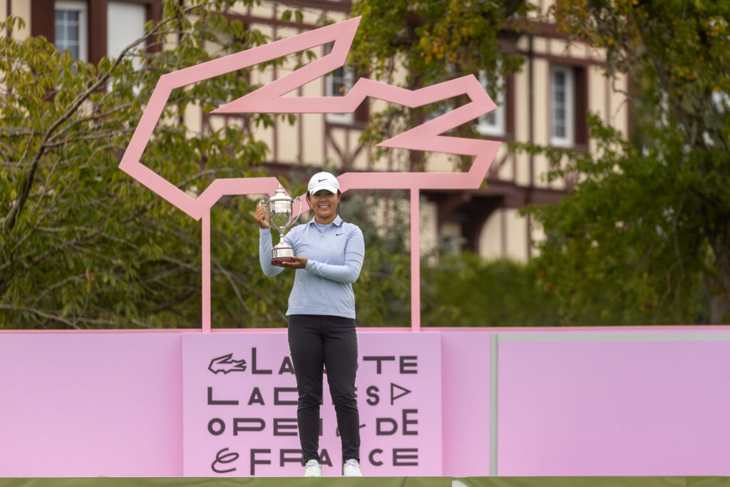 Anna Huang with her trophy at the Lacoste Ladies Open de France.