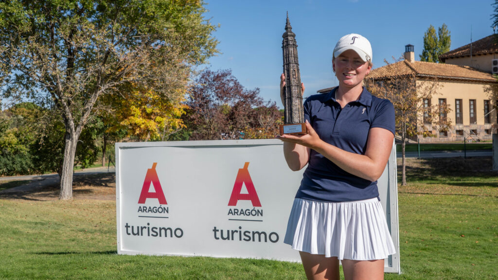 Andrea Lignell celebrates winning the 2025 Iberdrola Calatayud Ladies Open with her trophy.