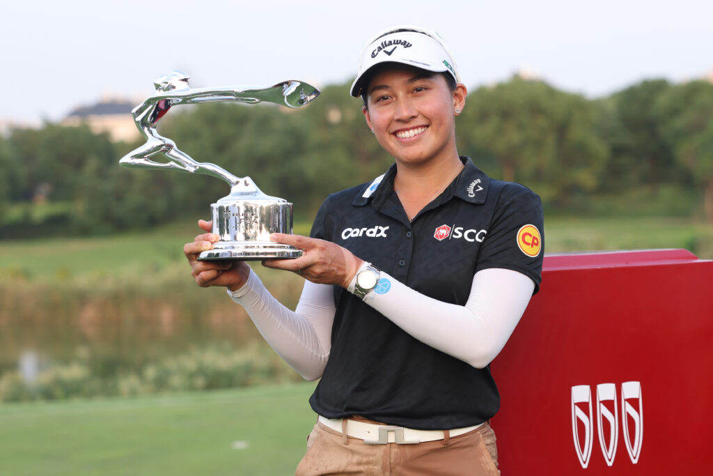 Jeeno Thitikul poses with the trophy during the award ceremony. 