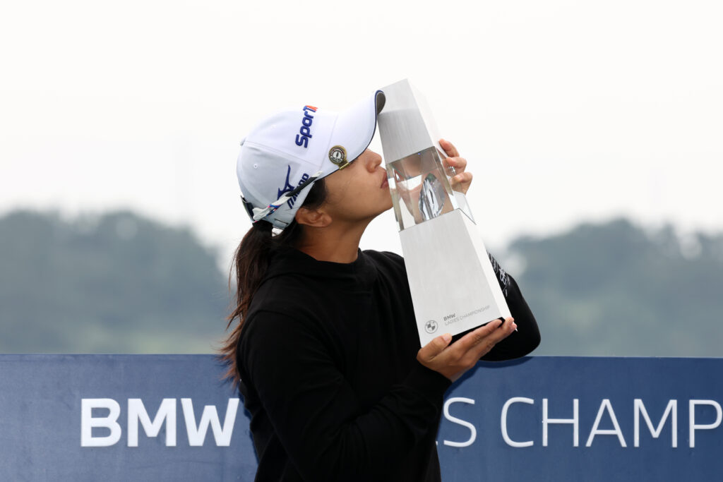 Sei Young Kim kisses the trophy at the award ceremony.