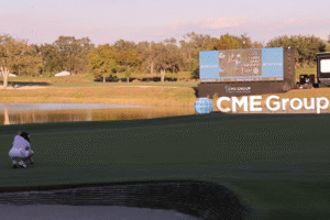 Jeeno Thitikul lines up her par putt on the 18th hole of the 2025 CME Group Tour Championship in Round 2.