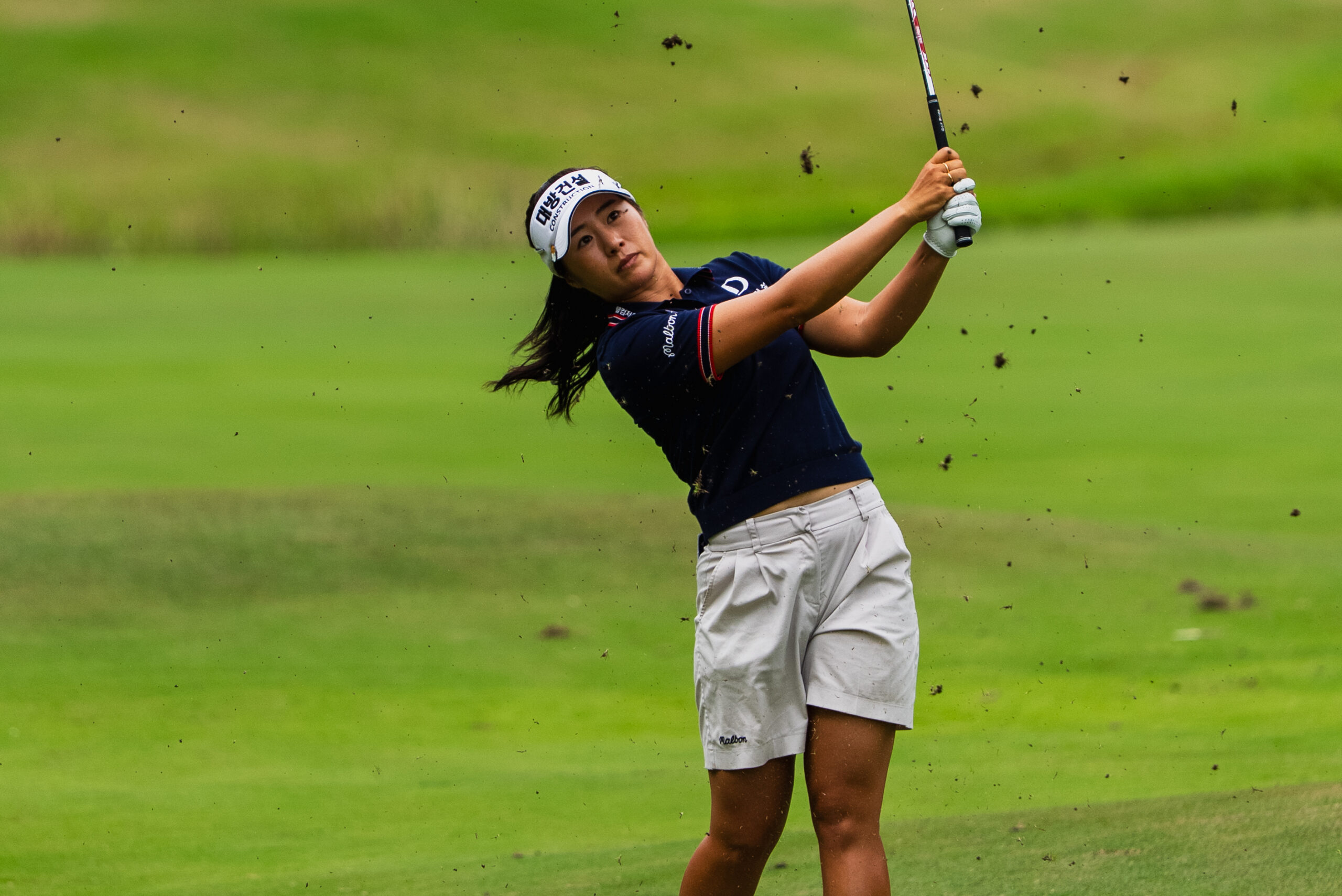 Jeongeun Lee6 hitting an approach shot at Alaqua Country Club during the second round of the 2026 IOA Golf Classic.