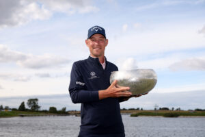Jeff Winther hoists his national open trophy at the 2026 Danish Golf Championship.