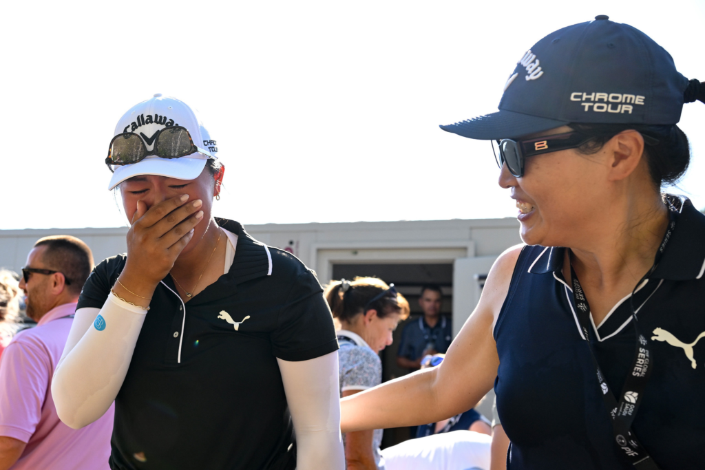 Anna Huang wins the 2026 PIF London Championship, her first victory with her mom present.