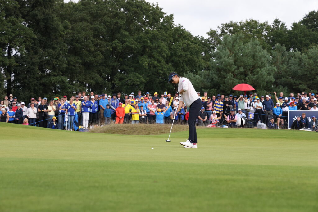 Alison Lee makes her putt on Hole 14 in the midst of her comeback.